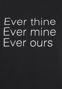Sort bomulds T-shirt med hvid tekst: "Ever thine, Ever mine, Ever ours," arrangeret vertikalt i tre linjer. Glat tekstur.