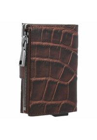 Portafoglio in pelle marrone con texture a coccodrillo, dotato di un compartimento con cerniera e hardware cromato, di forma rettangolare con bordi lisci.