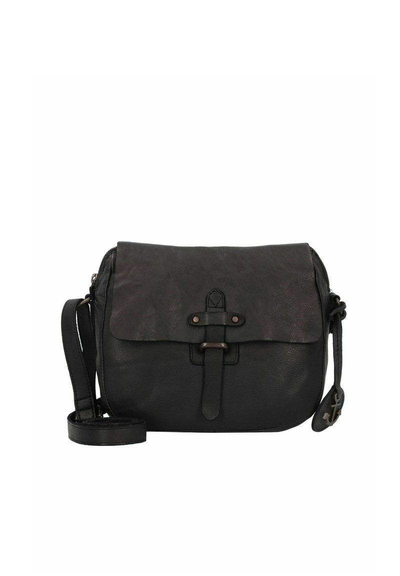 Schwarze Leder-Crossbodytasche mit Klappenverschluss, metallischen Hardware-Accents und verstellbarem Tragegurt. Die Oberfläche hat eine strukturierte Optik.