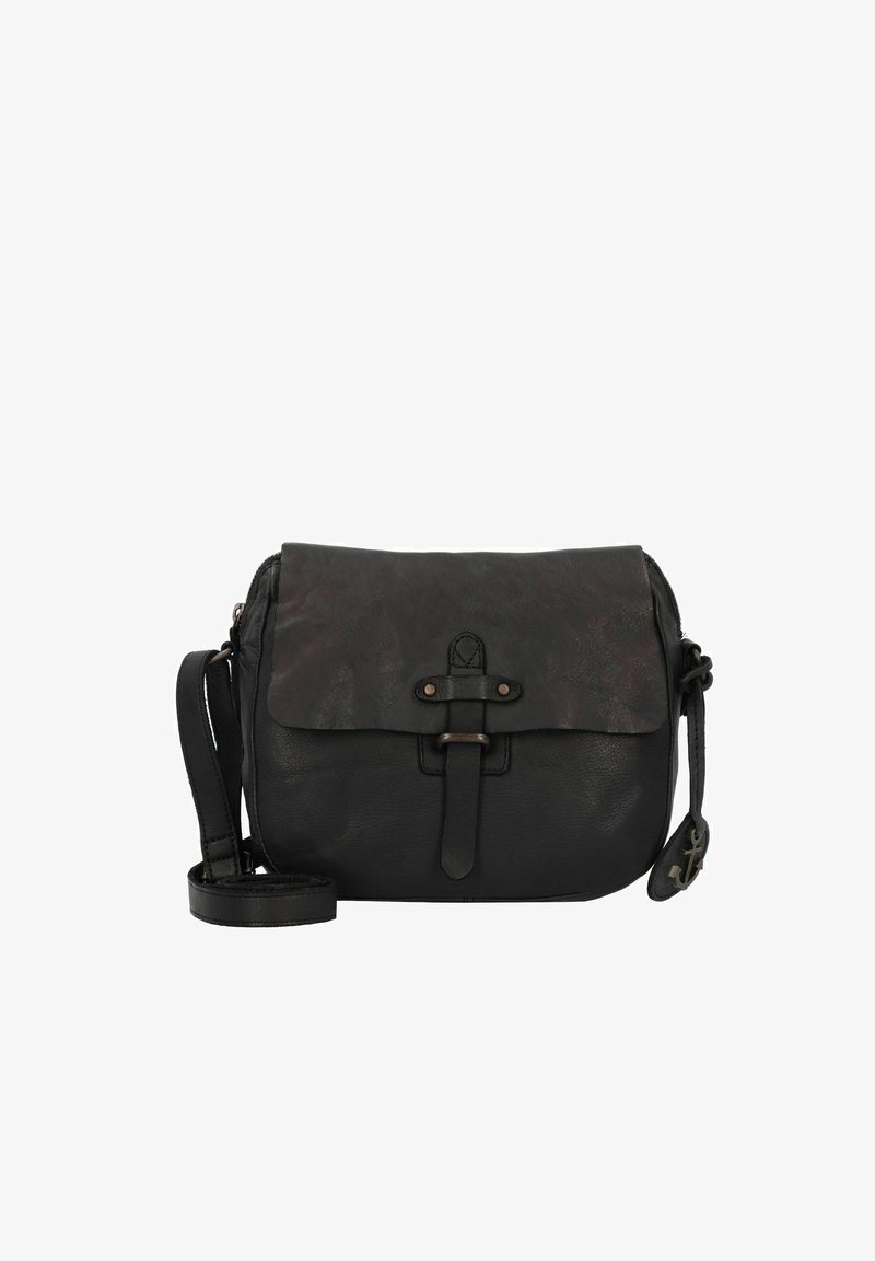 Schwarze Leder-Crossbodytasche mit Klappenverschluss, metallischen Hardware-Accents und verstellbarem Tragegurt. Die Oberfläche hat eine strukturierte Optik.