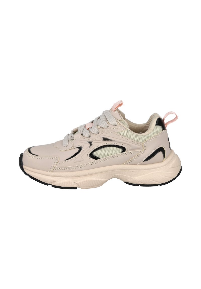 Zapatilla de deporte beige claro con parte superior de malla y cuero, acentos negros, suela blanca gruesa y pasadores de lengüeta rosa. Presenta detalles texturizados y un cuello acolchado.