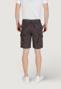 Pantaloni cargo marroni scuri con due tasche laterali e tasche posteriori, caratterizzati da una vestibilità comoda che arriva fino al ginocchio, realizzati in tessuto resistente.