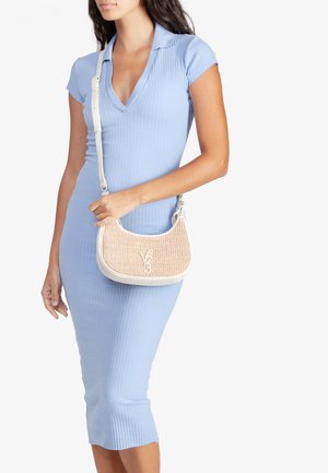 Borsa a tracolla intrecciata color beige con forma curva, dettagli bianchi e tracolla regolabile. Presenta il logo sul davanti.