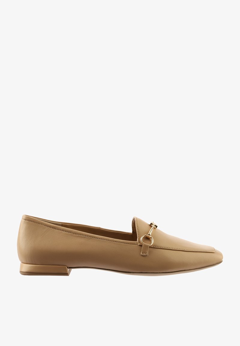 Beige Lederloafers mit flachem Absatz, dekorativem Metallring und Riemenakzent, glatter Oberfläche und abgerundeter Schuhspitze.