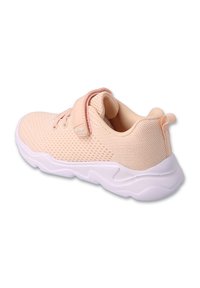 Jasnoróżowe siatkowe buty sportowe z rzepem, teksturowaną cholewką i białą gumową podeszwą z wzorem w zygzak.