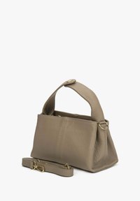 Taupe kožna torba s teksturiranom površinom, gornjom ručkom i odvojivim remenom za rame. Ima zatvaranje na zip i zlatni hardver.