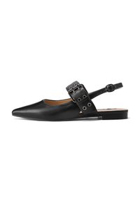 Scarpa slingback in pelle nera con punta appuntita, suola piatta, ampia cinghia alla caviglia con fibbia e dettagli in rivetti.