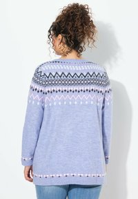 Maglione lilla chiaro con un motivo Fair Isle in nero, rosa e bianco. Maniche lunghe, collo rotondo e dettagli a coste su polsini e orlo.