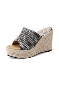 Sandalo con zeppa a motivi bianco e nero, con punta aperta e suola in materiale simile alla juta intrecciata. Presenta una soletta beige liscia e materiale esterno texturizzato.