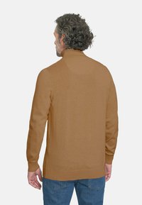 Suéter de punto marrón con cuello alto, mangas largas, puños y dobladillo acanalados, con una textura suave y una silueta ceñida.