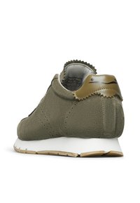 Sneaker in suede verde oliva con una intersuola bianca, dettagli scallop sul collare e un accento metallic oro sul tallone, caratterizzato da un design semplice.