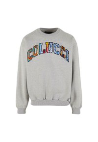 Hanorac de culoare gri deschis, cu mâneci lungi și manșete cu nervuri, având litere colorate din patchwork care formează cuvântul "COLUCCI" pe piept.