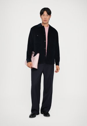 Μαύρο παντελόνι από κορόιντα, ανοιχτό ροζ πουκάμισο, ναυτικές παντελόνες με ρίγες, και μια ανοιχτό ροζ τσάντα. Όλα παρουσιασμένα με μινιμαλιστικό σχέδιο.