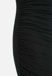 Schwarzes Kleid mit geraffter Textur an der Seite, aus weichem Material gefertigt, mit taillierter Silhouette und glatter Oberfläche.