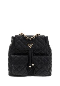 Sac à dos matelassé noir en cuir, avec des accents en chaîne dorée, une fermeture à rabat, deux poches avant et un emblème logo en forme de triangle.