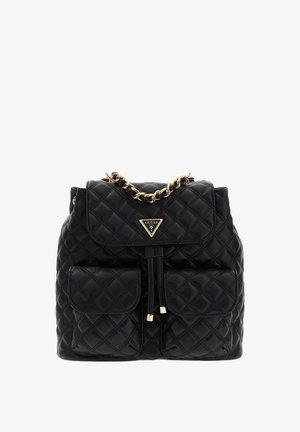 Sac à dos matelassé noir en cuir, avec des accents en chaîne dorée, une fermeture à rabat, deux poches avant et un emblème logo en forme de triangle.