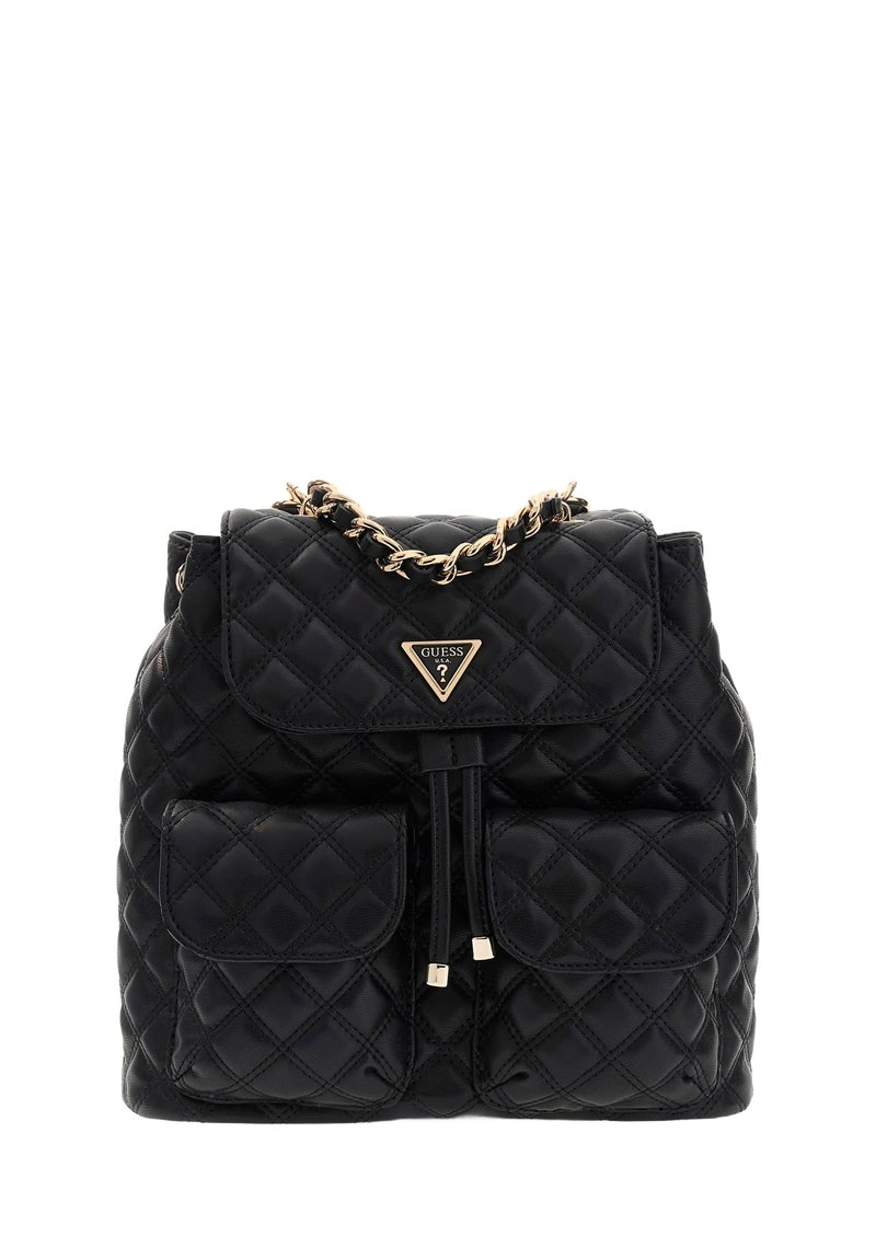 Sac à dos matelassé noir en cuir, avec des accents en chaîne dorée, une fermeture à rabat, deux poches avant et un emblème logo en forme de triangle.