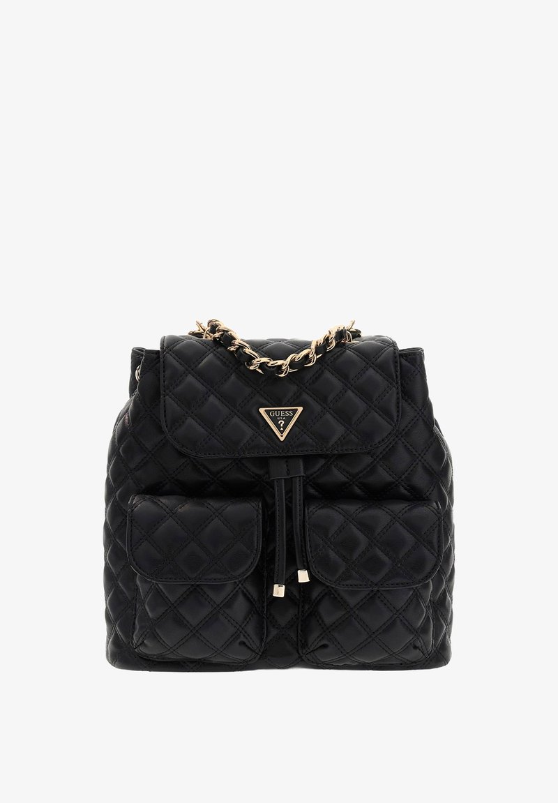 Melnas quiltētas mugursomas, kas izgatavota no ādas, ar zelta ķēdes akcentiem, vāka aizdari, divām priekšējām kabatām un trīsstūra logo emblēmu.