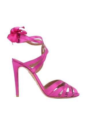 Sandalia de tacón alto rosa con tiras cruzadas y lazo en el tobillo, diseño de punta abierta y tacón de aguja.