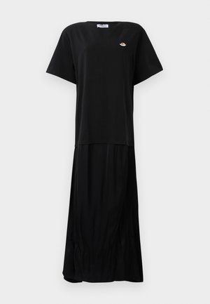 Juodas midi suknelė su trumpomis rankovėmis, apvaliu iškirpimu ir mažai siuvinėta logo viršutiniame kairiajame krūtinės kampe.