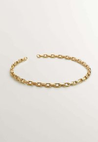 Collar choker de cadena de color dorado con eslabones rectangulares alargados, que cuenta con una textura suave y un brillo sutil. Cierre de clasp ajustable.