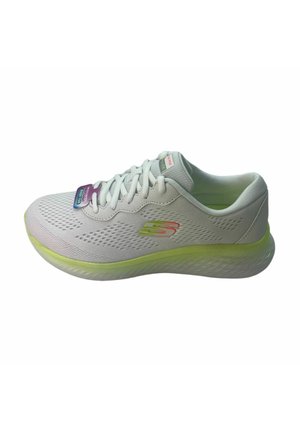 Weiße Sportschuhe mit Obermaterial aus Netzgewebe, runder Zehenpartie und flexibler Sohle, die neongrüne Akzente sowie ein dezentes Logo an der Seite aufweisen.