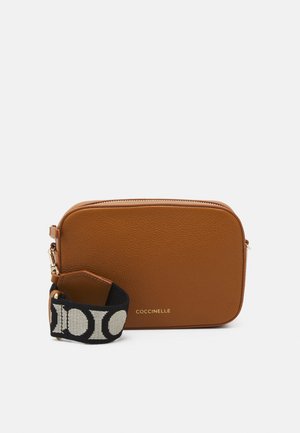 TEBE CROSSBODY BAG - Olkalaukku - caramel