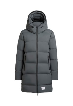 Parka grise en duvet avec un col haut et une capuche amovible, dotée de deux poches zippées à l'avant et d'un label/logo sur l'ourlet.