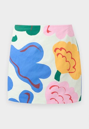 Rok met grote abstracte bloemenprint in blauw, geel, roze en groen op een witte achtergrond.