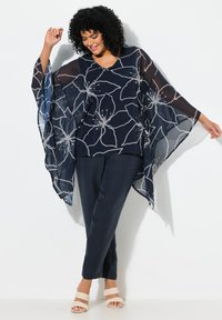 Ulla Popken FLOWER PRINT LAYERED WING SLEEVE - Blouse - marine