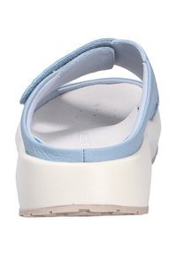 Sandal de color azul claro con una correa superior texturizada y una plantilla acolchada, sobre una suela de plataforma blanca con un agarre texturizado.