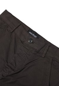Pantaloni in cotone marroni con chiusura a bottone e etichetta Lyle & Scott sulla vita. Tessuto liscio con una leggera lucentezza.