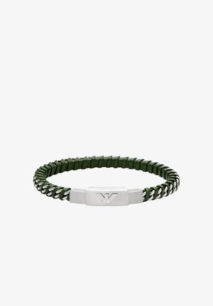 Grünes, gewebtes Lederarmband mit silberfarbenen Metallelementen, ausgestattet mit einem rechteckigen Verschluss mit eingraviertem Logo und einem strukturierten, geflochtenen Design.