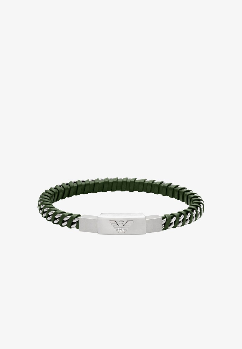 Vihreä kudottu nahkarannekoru hopeisilla metallikoristeilla, jossa on suorakaiteenmuotoinen solki ja kaiverrettu logo sekä teksturoitu letitetty malli.