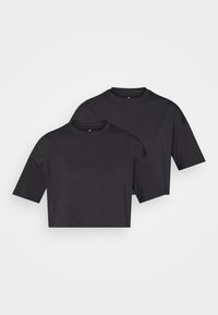 Μαύρα cropped t-shirts σε πακέτο των δύο. Διαθέτουν κοντά μανίκια, στρογγυλή λαιμόκοψη και απαλό βαμβακερό ύφασμα. Απλός σχεδιασμός χωρίς σχέδια.