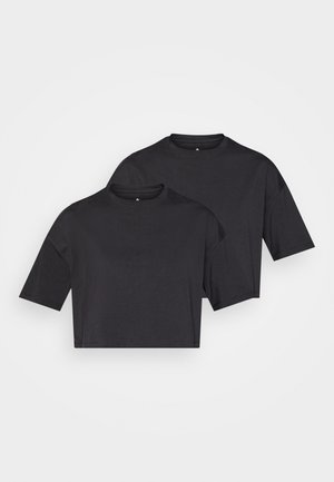Tricouri negre cropped, în pachet de două. Au mâneci scurte, guler rotund și material din bumbac fin. Design simplu, fără modele.
