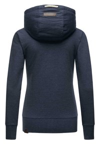 Granatowa bluza z kapturem o teksturowanym wykończeniu, z kapturem ze sznurkiem, długimi rękawami i zaokrąglonym dołem. Zawiera brązową metkę po dolnej stronie.