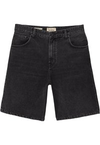 Shorts en denim noir avec une coupe droite, cinq poches et des détails cousus. Présente une fermeture à bouton et une étiquette de marque sur la ceinture.