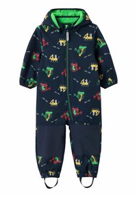 Granatowy kombinezon dla dzieci z kapturem, z kolorowymi pojazdami budowlanymi, zieloną wewnętrzną częścią kaptura, zapięciem na zamek z przodu, wzmocnionymi kolanami oraz paskami nad kostkami.