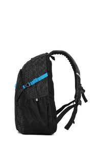 Schwarzer Rucksack mit einem geometrischen Muster, ausgestattet mit einem blauen Riemen und einer Reißverschlusstasche. Strukturiertes Rückenpanel und verstellbare Schultergurte.