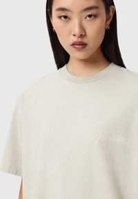 Ανοιχτό παστέλ πράσινο t-shirt με άνετη εφαρμογή, στρογγυλή λαιμόκοψη, κοντά μανίκια και διακριτικό λογότυπο στη κάτω δεξιά γωνία.