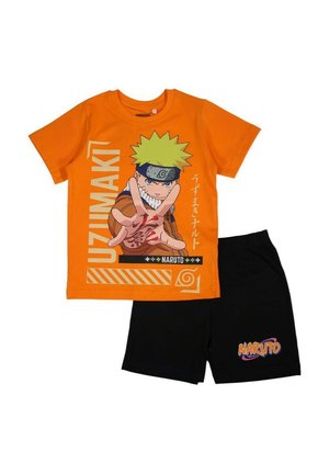 T-shirt orange avec un personnage de dessin animé aux cheveux verts et une expression, associé à un short noir affichant "NARUTO" en texte coloré.