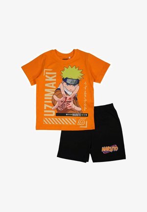 T-shirt orange avec un personnage de dessin animé aux cheveux verts et une expression, associé à un short noir affichant "NARUTO" en texte coloré.