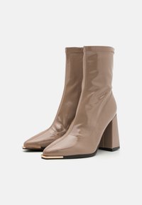 RAID TULIPA - Gležnjarji z visoko peto - nude