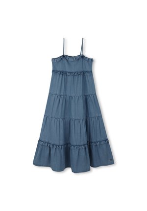 Robe maxi bleue à étages avec fines bretelles et détails à volants le long du décolleté et des étages, présentée sur un fond blanc.