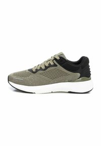 Zapatilla deportiva de malla verde olivo con acentos negros. Presenta una suela blanca acolchada y una suela exterior de goma texturizada. Diseño de cordones.