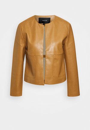 Braune Lederjacke mit rundem Ausschnitt, vorne offen gestaltet, langen Ärmeln und zwei Taschen vorne, auf weißem Hintergrund dargestellt.