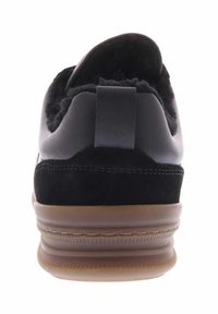 Baskets noires avec une tige en cuir lisse et en daim doux, une semelle intermédiaire rembourrée et une semelle extérieure en caoutchouc texturé avec une languette à l'arrière.