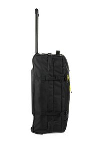 Bolsa de lona negra tipo duffel, de forma rectangular, material de tela, con un mango telescópico, tiradores de cremallera amarillos y correas ajustables.