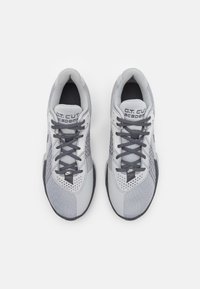 Szare buty sportowe z cholewką z siateczki i materiału syntetycznego, z perforacjami, szarymi sznurowadłami i czarną gumową podeszwą.